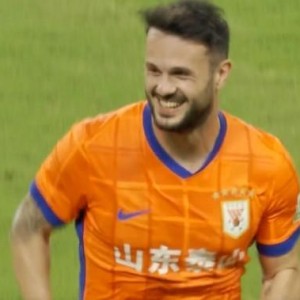 强！卡扎连续7场破门，赛季第四次戴帽，22球领跑射手榜